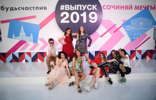 Выпускники российских школ на празднике выпускников Московский выпускной в Центральном парке культуры и отдыха имени Горького в Москве Выпускники российских школ на празднике выпускников Московский выпускной в Центральном парке культуры и отдыха имени Горького в Москве