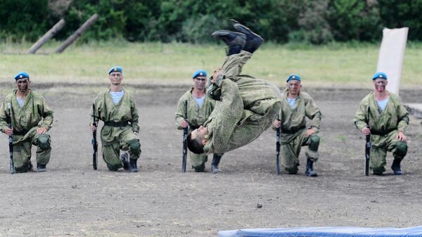 Военнослужащие на сводной тренировке динамического показа боевых возможностей в рамках предстоящего Международного военно-технического форума Армия-2019 в парке Патриот Военнослужащие на сводной тренировке динамического показа боевых возможностей в рамках предстоящего Международного военно-технического форума Армия-2019 в парке Патриот