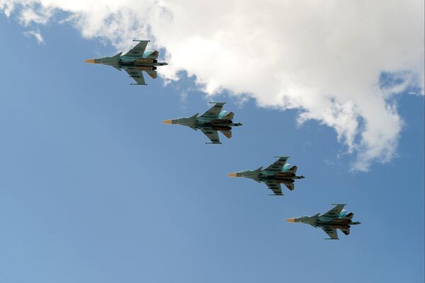Истребители-бомбардировщики Су-34 совершают полет на сводной тренировке динамического показа боевых возможностей вооружения и военной техники с авиацией в рамках предстоящего Международного военно-технического форума Армия-2019 в военно-патриотическом парке Патриот Истребители-бомбардировщики Су-34 совершают полет на сводной тренировке динамического показа боевых возможностей вооружения и военной техники с авиацией в рамках предстоящего Международного военно-технического форума Армия-2019 в военно-патриотическом парке Патриот