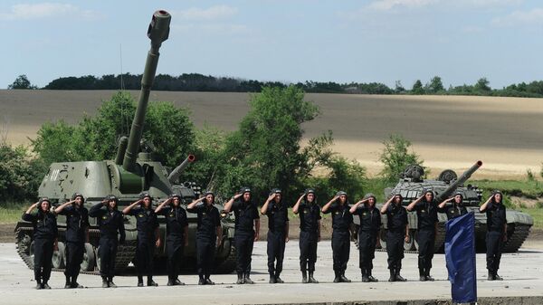 Экипажи у самоходной артиллерийской установки 2СЗМ Акация на сводной тренировке динамического показа боевых возможностей вооружения и военной техники с авиацией в рамках предстоящего Международного военно-технического форума Армия-2019 в парке Патриот Экипажи у самоходной артиллерийской установки 2СЗМ Акация на сводной тренировке динамического показа боевых возможностей вооружения и военной техники с авиацией в рамках предстоящего Международного военно-технического форума Армия-2019 в парке Патриот