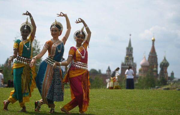 Танцовщицы индийских танцев Nritya Sabha Foundation во время V Международного фестиваля йоги в парке Зарядье Танцовщицы индийских танцев Nritya Sabha Foundation во время V Международного фестиваля йоги в парке Зарядье