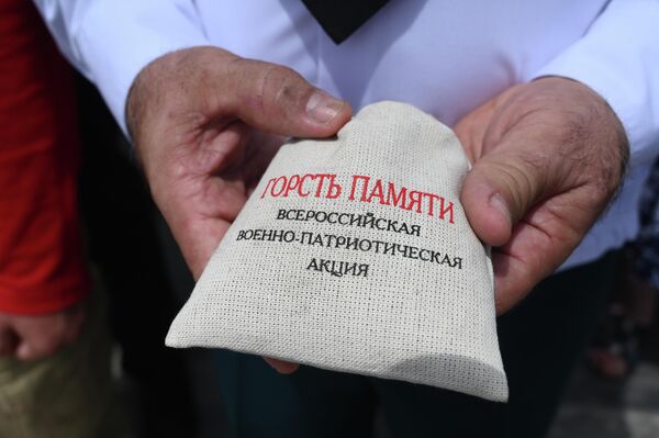 Участник военно-патриотической акции Горсть Памяти в День памяти и скорби в Ростове-на-Дону Участник военно-патриотической акции Горсть Памяти в День памяти и скорби в Ростове-на-Дону