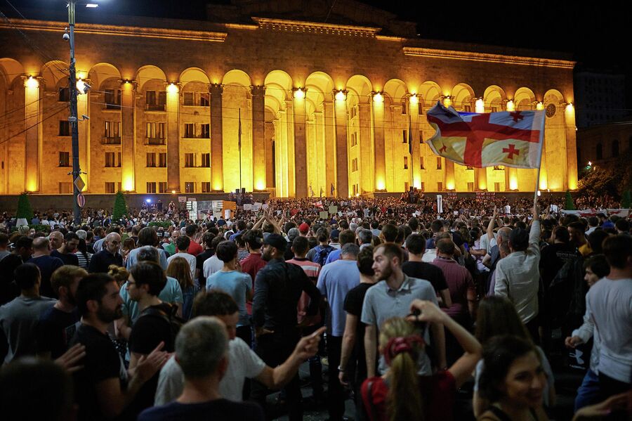 Участники акции протеста у здания парламента Грузии в Тбилиси. 22 июня 2019 Участники акции протеста у здания парламента Грузии в Тбилиси. 22 июня 2019
