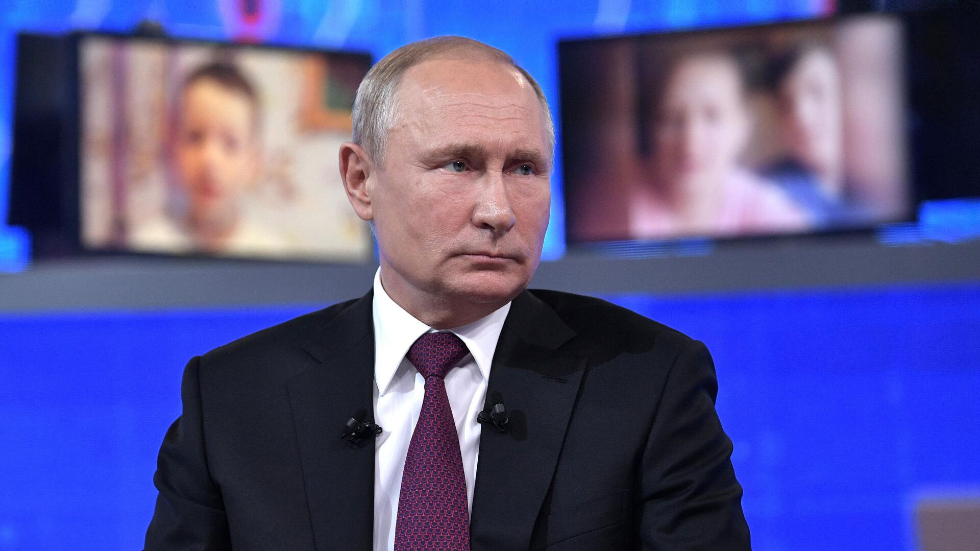 В Кремле объяснили, почему не отменили прямую линию с Путиным