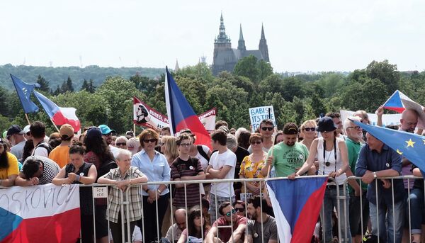 Участники протестной акции в Праге против премьер-министра Андрея Бабиша. 23 июня 2019 Участники протестной акции в Праге против премьер-министра Андрея Бабиша. 23 июня 2019