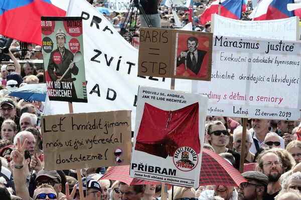 Участники протестной акции в Праге против премьер-министра Андрея Бабиша. 23 июня 2019 Участники протестной акции в Праге против премьер-министра Андрея Бабиша. 23 июня 2019
