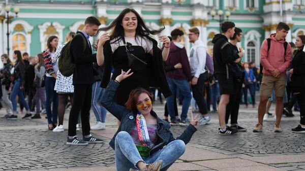 Девушки на Дворцовой площади во время концерта в рамках праздника выпускников Алые паруса в Санкт-Петербурге Девушки на Дворцовой площади во время концерта в рамках праздника выпускников Алые паруса в Санкт-Петербурге