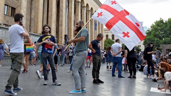 Участники акции протеста у здания парламента Грузии в Тбилиси. 25 июня 2019 Участники акции протеста у здания парламента Грузии в Тбилиси. 25 июня 2019