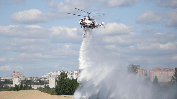 Пожарно-спасательный вертолет Ка-32А на показательном тушении пожара в Москве Пожарно-спасательный вертолет Ка-32А на показательном тушении пожара в Москве
