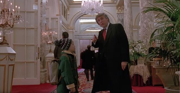 Дональд Трамп в фильме Один дома 2: Потерявшийся в Нью-Йорке Дональд Трамп в фильме Один дома 2: Потерявшийся в Нью-Йорке