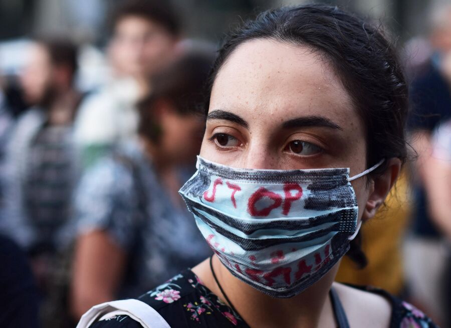 Участница акции протеста у здания парламента Грузии в Тбилиси Участница акции протеста у здания парламента Грузии в Тбилиси