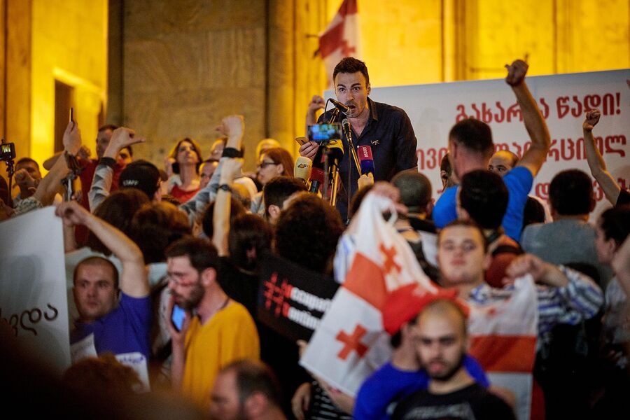 Участники акции протеста у здания парламента Грузии в Тбилиси Участники акции протеста у здания парламента Грузии в Тбилиси