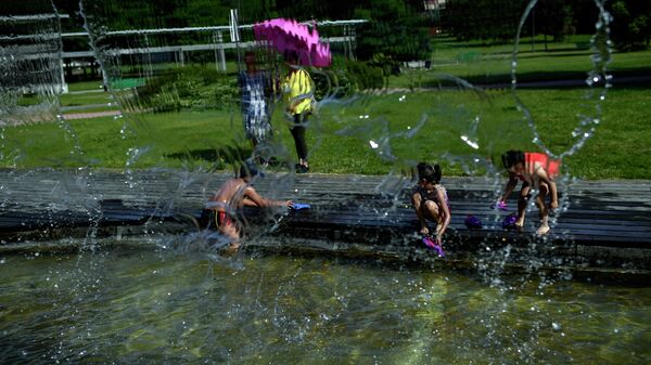 Люди купаются в фонтане в Памплоне, Испания