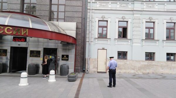 Человека, протестовавшего у Минстроя в Москве, задержали
Человека, протестовавшего у Минстроя в Москве, задержали