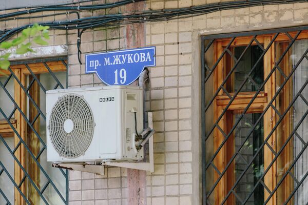 Табличка на стене дома, расположенного на проспекте Жукова в Харькове Табличка на стене дома, расположенного на проспекте Жукова в Харькове