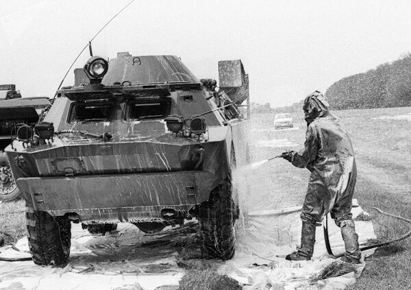 Военная техника, работающая в зоне Чернобыльской катастрофы, проходит дезактивацию на специально созданном пункте Военная техника, работающая в зоне Чернобыльской катастрофы, проходит дезактивацию на специально созданном пункте