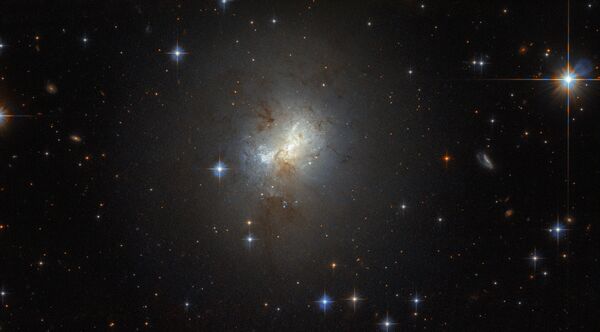 Карликовая галактика ESO 495-21, в которой наблюдается вспышка звездообразования Карликовая галактика ESO 495-21, в которой наблюдается вспышка звездообразования