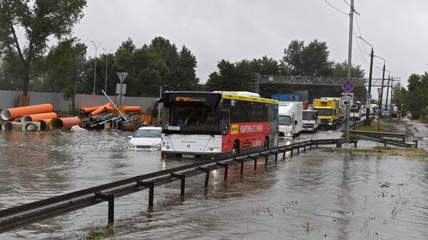 Автомобили на затопленном участке дороги к аэропорту Шереметьево затопило из-за сильных дождей