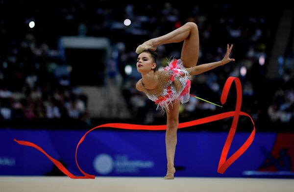 Дина Аверина выполняет упражнение с лентой в финале соревнований по художественной гимнастике на II Европейских играх в Минске Дина Аверина выполняет упражнение с лентой в финале соревнований по художественной гимнастике на II Европейских играх в Минске