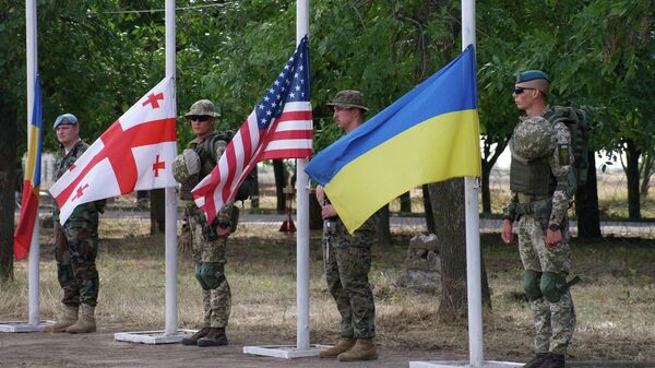 Военнослужащие Молдавии, Грузии, США и Украины во время торжественного построения на учениях Sea Breeze-2019 в Одессе, Украина Военнослужащие Молдавии, Грузии, США и Украины во время торжественного построения на учениях Sea Breeze-2019 в Одессе, Украина