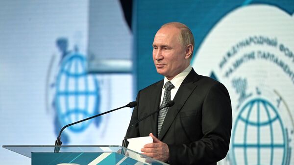  Владимир Путин выступает на втором Международном форуме Развитие парламентаризма. 3 июля 2019