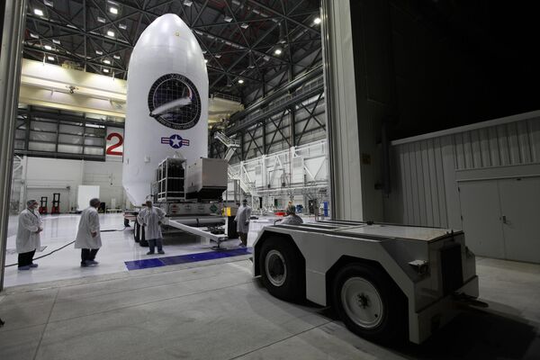 Американский космический беспилотник X-37B (OTV-5) во время подготовки к запуску Американский космический беспилотник X-37B (OTV-5) во время подготовки к запуску