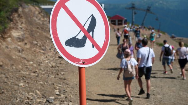 Запрещающая табличка на горнолыжном курорте Роза Хутор в Сочи Запрещающая табличка на горнолыжном курорте Роза Хутор в Сочи