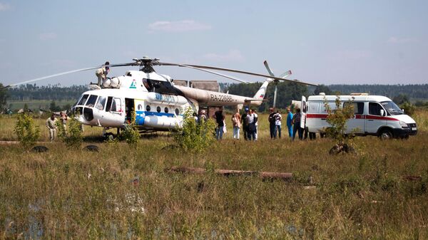 Вертолет Ми-8АМТ с медицинским модулем на борту и машина скорой помощи в Тулунском районе Иркутской области, где происходит ликвидация последствий паводка Вертолет Ми-8АМТ с медицинским модулем на борту и машина скорой помощи в Тулунском районе Иркутской области, где происходит ликвидация последствий паводка
