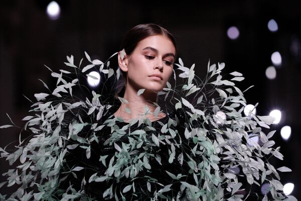 Модель на показе Givenchy в рамках Недели высокой моды в Париже Модель на показе Givenchy в рамках Недели высокой моды в Париже