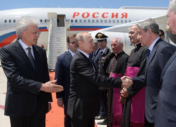 Президент РФ Владимир Путин во время встречи в аэропорту Фьюмичино города Рим Президент РФ Владимир Путин во время встречи в аэропорту Фьюмичино города Рим