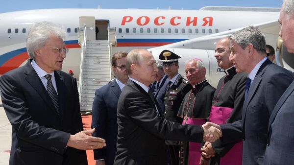 Президент РФ Владимир Путин во время встречи в аэропорту Фьюмичино города Рим Президент РФ Владимир Путин во время встречи в аэропорту Фьюмичино города Рим