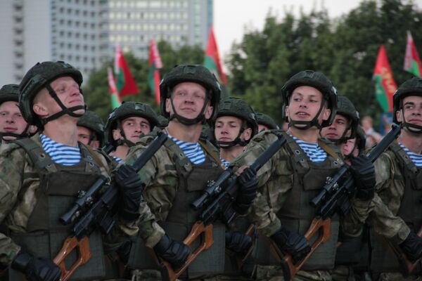 Военный парад в Минске в День независимости Военный парад в Минске в День независимости