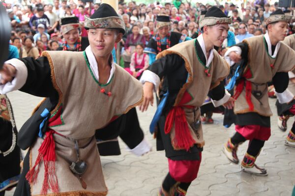Национальные тибетские танцы по случаю дня рождения Далай-ламы в Дхарамсале.