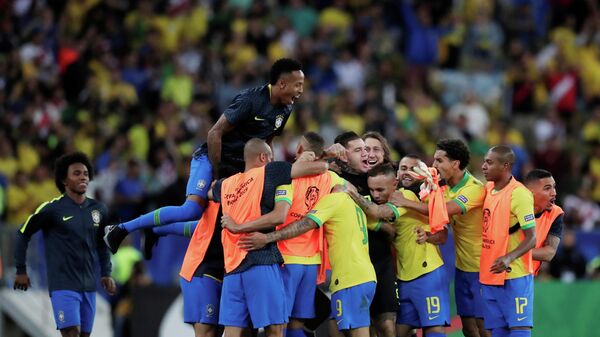 Футболисты Бразилии радуются победе