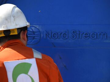 Рабочий на участке строительства газопровода Северный поток — 2 в Ленинградской области