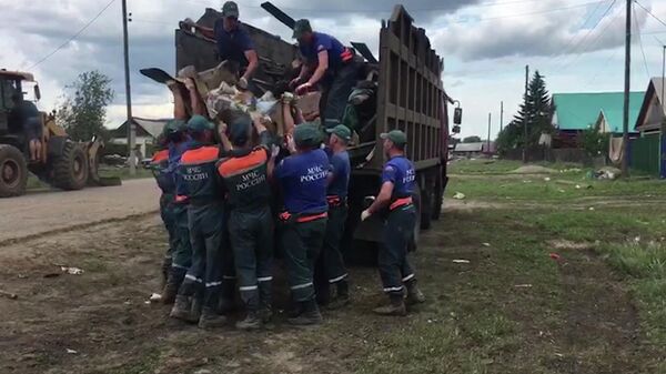 Сотрудники МЧС РФ ликвидируют последствия подтопления в Иркутской области. Стоп-кадр с видео, предоставленного МЧС РФ