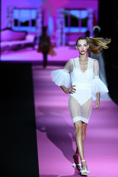 Модель на показе Andres Sarda в рамках Недели моды Mercedes Benz в Мадриде Модель на показе Andres Sarda в рамках Недели моды Mercedes Benz в Мадриде