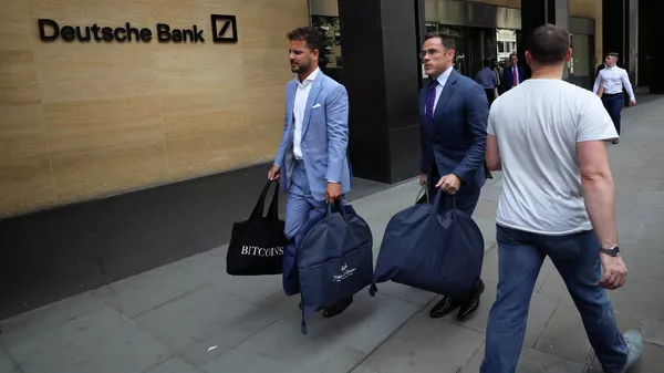 Мужчины выходят из здания офиса Deutsche Bank в Лондоне. 8 июля 2019
