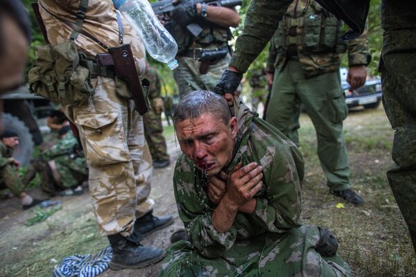 Украинский десантник, взятый в плен в ходе боя за город Шахтерск Украинский десантник, взятый в плен в ходе боя за город Шахтерск