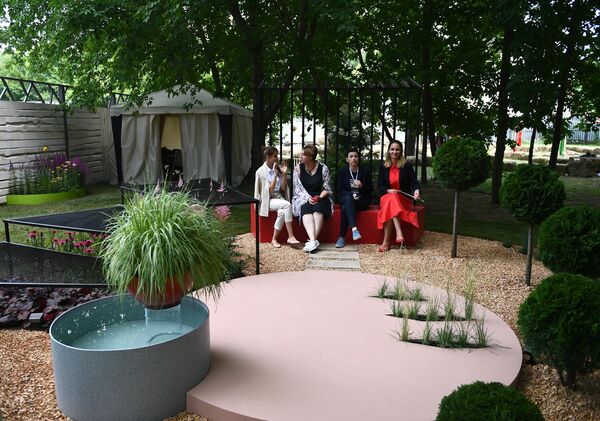 Девушки на VIII Московском Международном фестивале садов и цветов Moscow Flower Show в парке искусств Музеон Девушки на VIII Московском Международном фестивале садов и цветов Moscow Flower Show в парке искусств Музеон