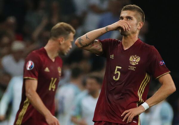 Защитник сборной России Роман Нойштедтер (справа) Защитник сборной России Роман Нойштедтер (справа)