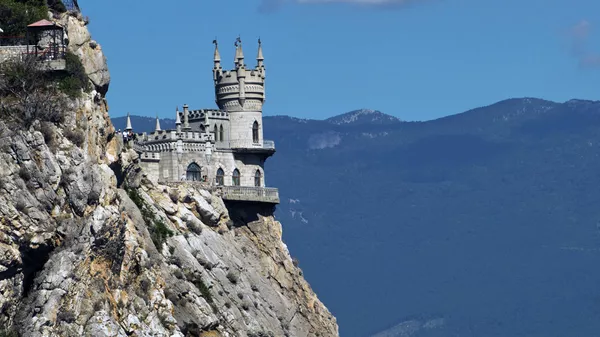 Замок Ласточкино гнездо на береговой скале в поселке Гаспра в Крыму