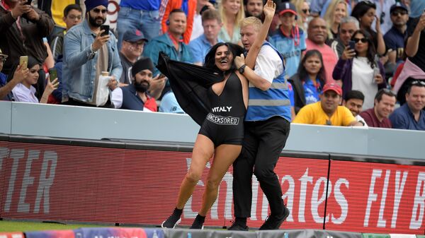 Женщина выбежала на поле во время чемпионата мира по крикету