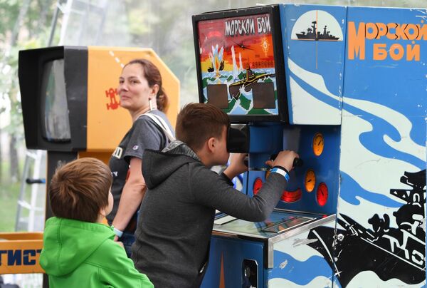 Дети у игровых автоматов на фестивале науки и технологий Geek Picnic 2019 Жить вечно/Immortality Дети у игровых автоматов на фестивале науки и технологий Geek Picnic 2019 Жить вечно/Immortality