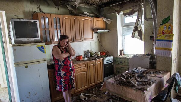 Женщина в своем доме, пострадавшем в результате ночного артобстрела со стороны украинских военных на окраине Славянска Женщина в своем доме, пострадавшем в результате ночного артобстрела со стороны украинских военных на окраине Славянска