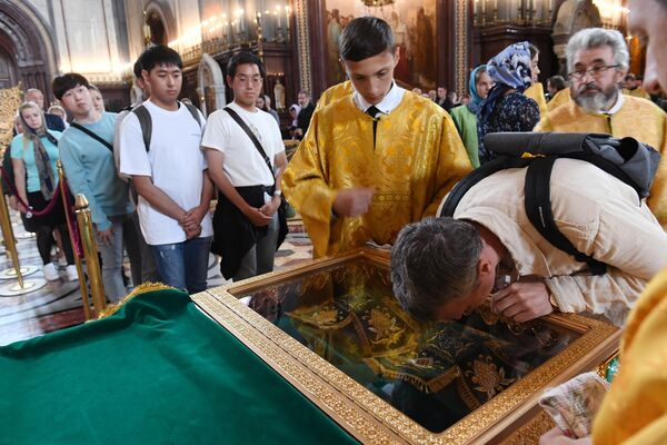 Прихожанин поклоняется мощам святых Петра и Февронии, доставленным из Свято-Троицкого женского монастыря Мурома, в храме Христа Спасителя Прихожанин поклоняется мощам святых Петра и Февронии, доставленным из Свято-Троицкого женского монастыря Мурома, в храме Христа Спасителя
