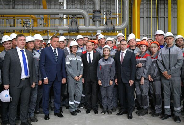 Председатель правительства РФ Дмитрий Медведев с рабочими во время посещения металлургического завода Тула-Сталь