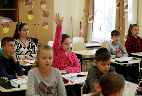 Дети на занятиях в школе в Великой Доброне, Украина Дети на занятиях в школе в Великой Доброне, Украина