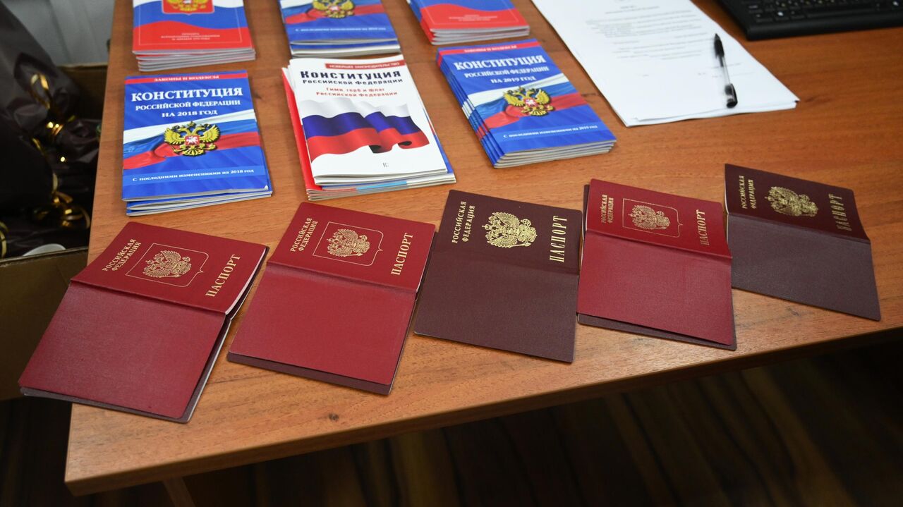 МИД ответил на слова Зеленского о выдаче российских паспортов в Донбассе