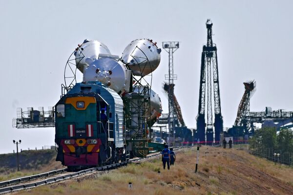 Транспортировка ракеты-носителя Союз-ФГ с пилотируемым кораблем Союз МС-13 на стартовую площадку космодрома Байконур Транспортировка ракеты-носителя Союз-ФГ с пилотируемым кораблем Союз МС-13 на стартовую площадку космодрома Байконур